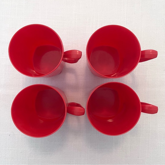 Vintage MCM Plastic Plates and Cups Made in the USA - Picture 12 of 15